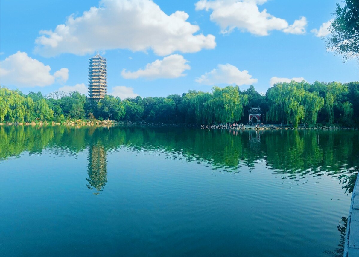 北大未名湖湖水商业化趋势预测：校园资源管理新挑战